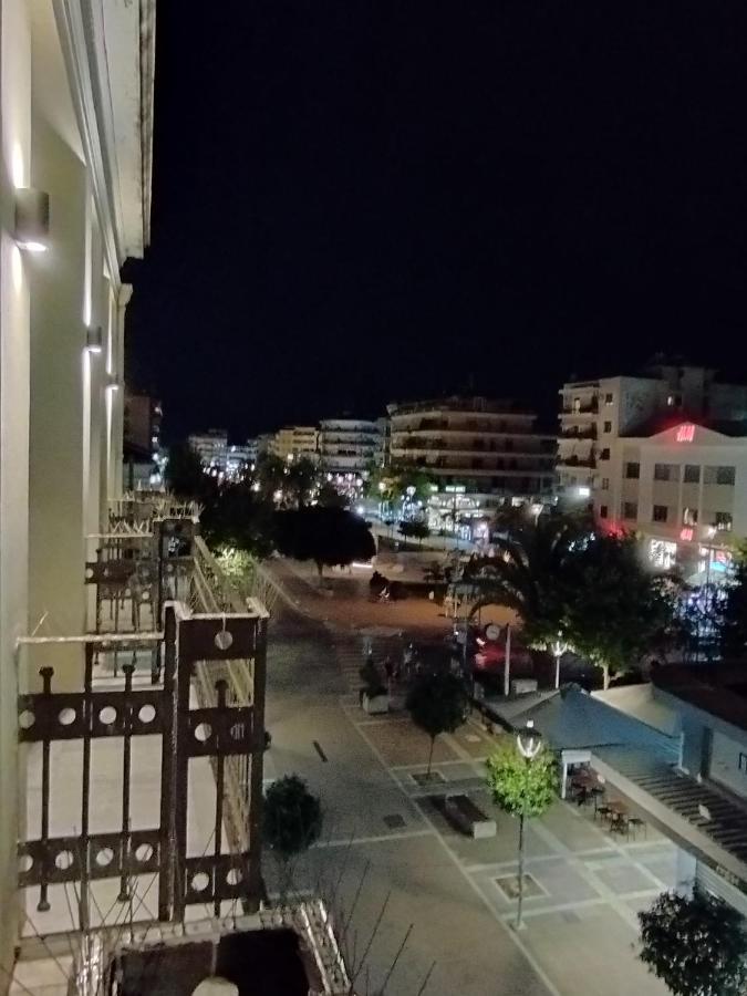 στη στοά βαρβουτσή στούντιο νούμερο 4 *