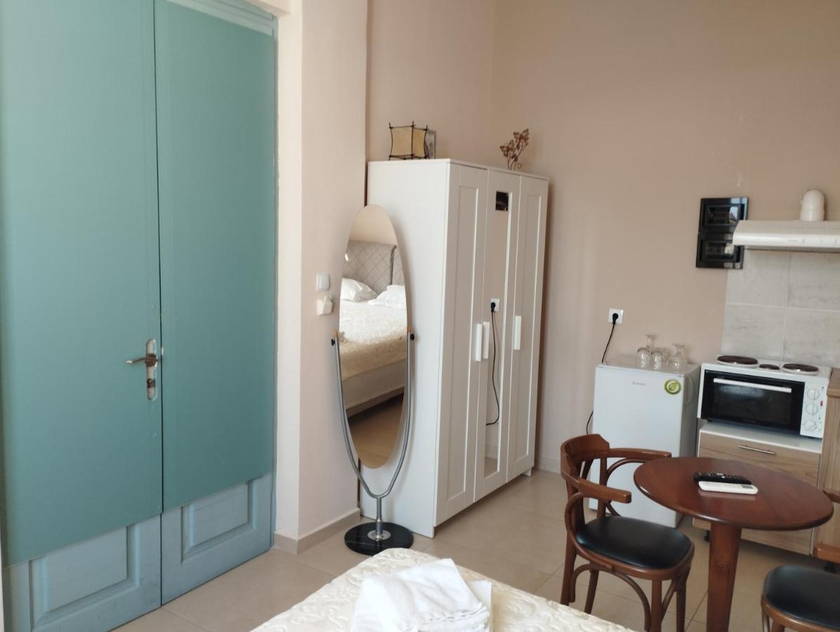 στη στοά βαρβουτσή στούντιο νούμερο 4 Apartment *